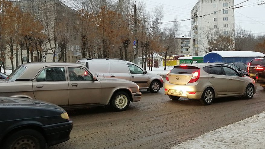 Главная картинка новости: Утро в Кирове началось с 3-километровой пробки