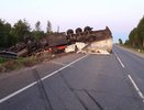 В Кировской области на федеральной трассе перевернулся грузовик