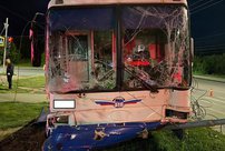 В Кирове иномарка врезалась в троллейбус: пострадала девушка