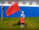 В Кировской области заключенные сделали деревянную скульптуру бабушки с красным флагом