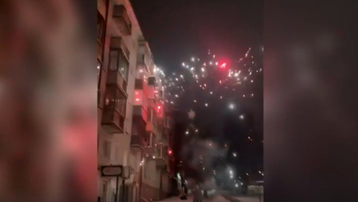 Появилось видео взрыва фейерверка, который поджег балкон
