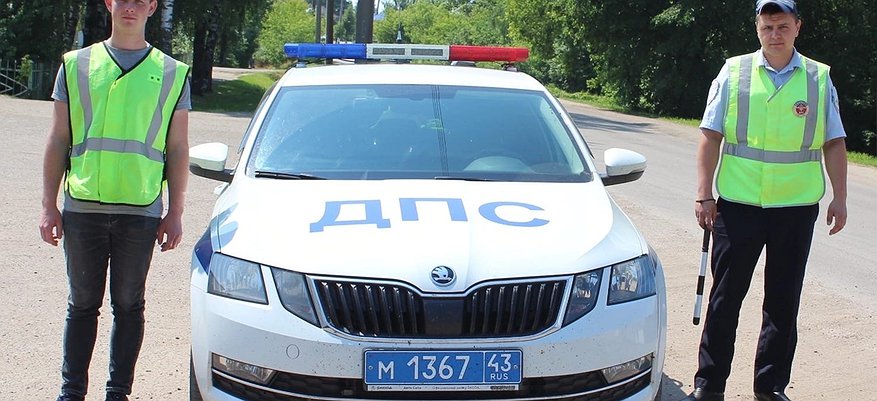 В Кировской области полицейские на руках донесли женщину в больницу