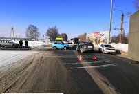 В Нововятске столкнулись ВАЗ и кроссовер: есть пострадавшие