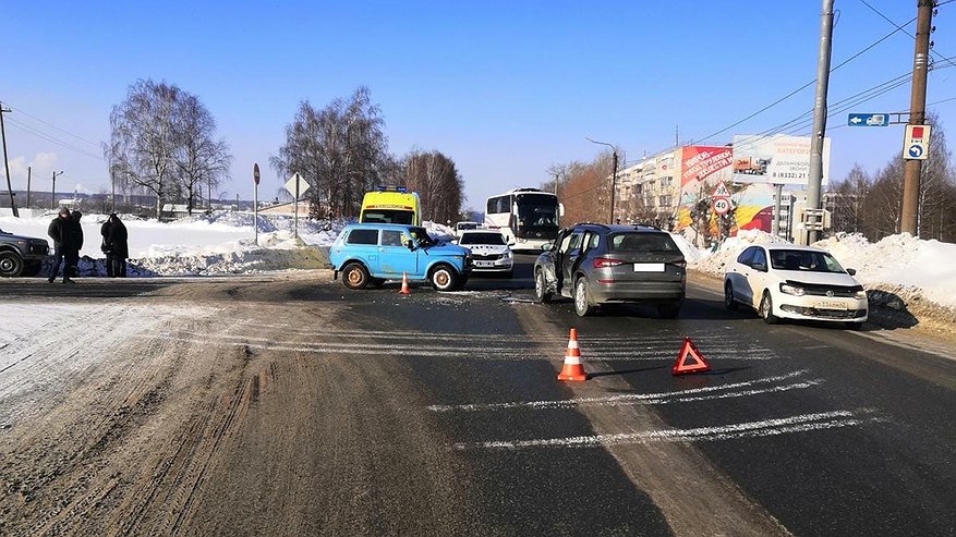 Главная картинка новости: В Нововятске столкнулись ВАЗ и кроссовер: есть пострадавшие