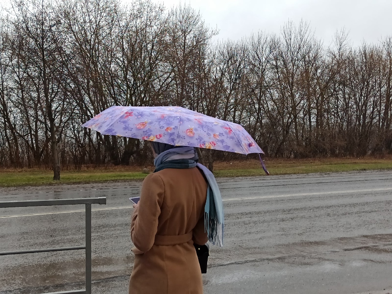 Похолодание передают. Дождливая погода в городе. Синоптики передают. Ливень погода. Возьми зонт.