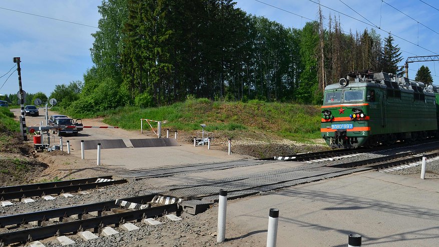 Главная картинка новости: В микрорайоне Радужный ж/д переезд временно перекроют