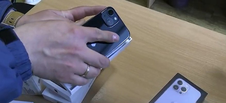 Полицейские поймали причастных к краже айфонов на 900 тысяч рублей