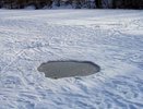 Гуляя по тонкому льду, кировчанка провалилась в водоём