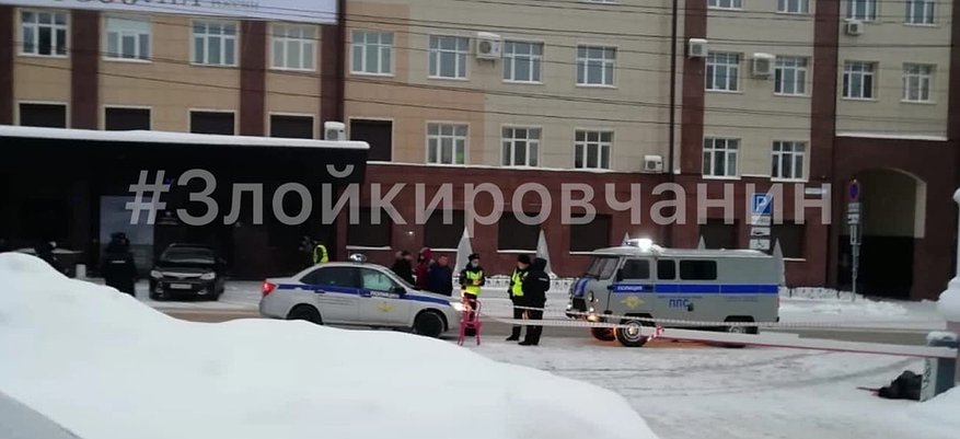 Очевидцы: кировчанин обстрелял здание прокуратуры и погиб