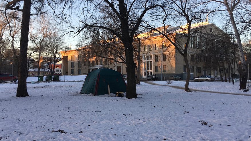 Главная картинка новости: Неизвестная палатка в центре Кирова напугала кировчан