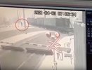 Появилось видео, как грузовой поезд в Нововятске сбивает мужчину