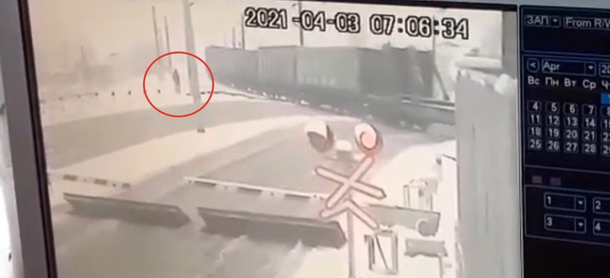 Появилось видео, как грузовой поезд в Нововятске сбивает мужчину