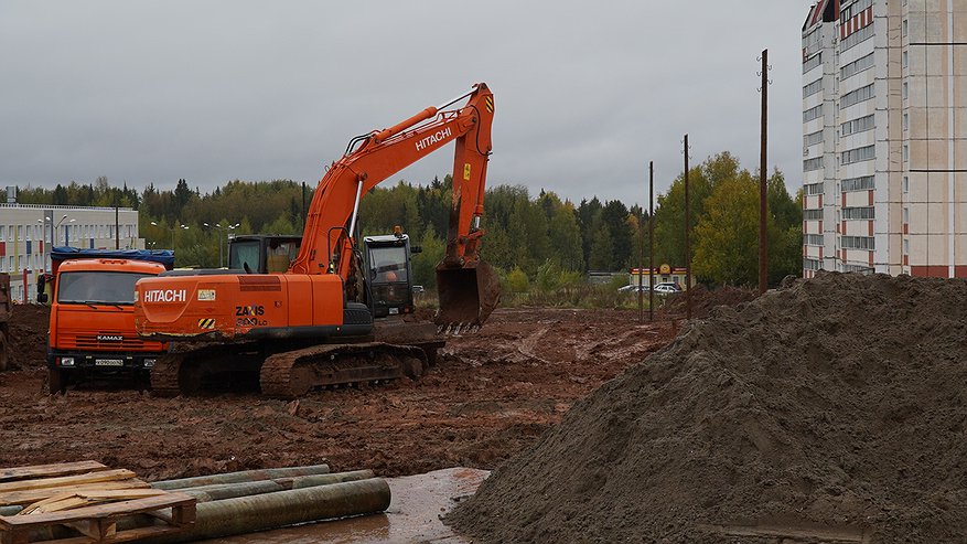 Главная картинка новости: В Радужном приступили к строительству новой школы, рассчитанной на 1000 мест