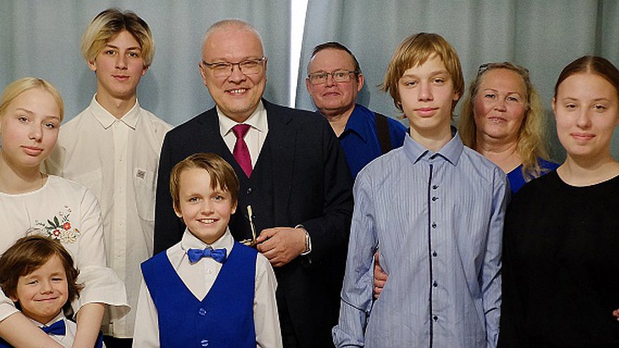 Главная картинка новости: Александр Соколов рассказал об увеличении пособий для приёмных семей