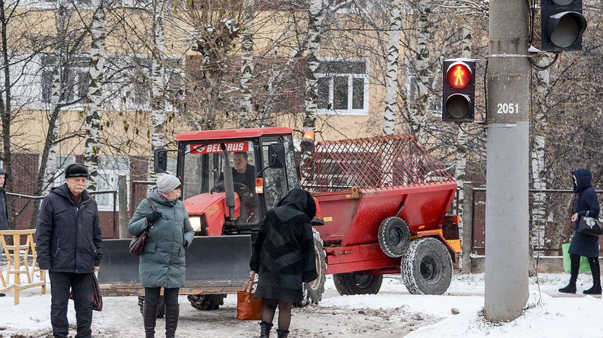 Главная картинка новости: В Кирове практически не чистят второстепенные улицы от снега