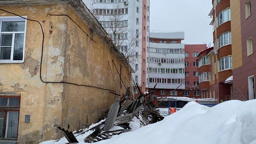 Главная картинка новости: В Кирове мусор убрали с детской площадки только после внимания прокуратуры