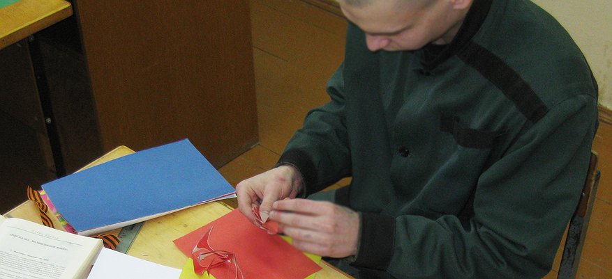 "Хотелось передать частичку благодарности": подростки из кировского СИЗО сделали открытки ветеранам