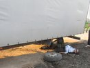 В Кировской области полицейский спас водителя, на которого упал грузовик