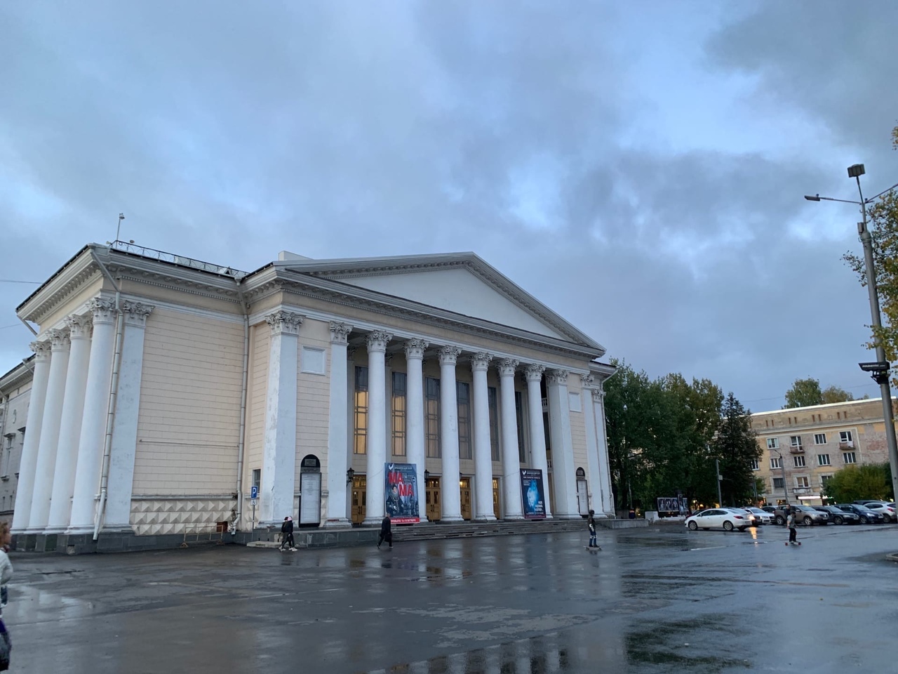 Кировский драмтеатр сбоку