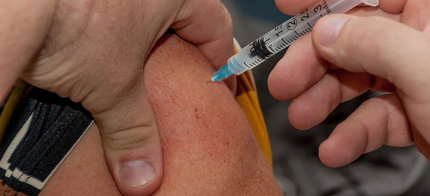 Главный врач Кировской горбольницы рассказал, стоит ли делать прививку от гриппа привитым от COVID-19