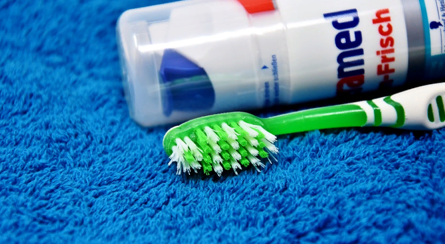 Зачем мазать пятки зубной пастой. Зубная паста. Сдай использованную зубную щётку. Не ВЫБРАСЫВАЙТЕ старую зубную щетку,. Винсент с зубной пастой.