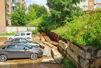 В Кирово-Чепецке бетонная стена рухнула на припаркованные автомобили