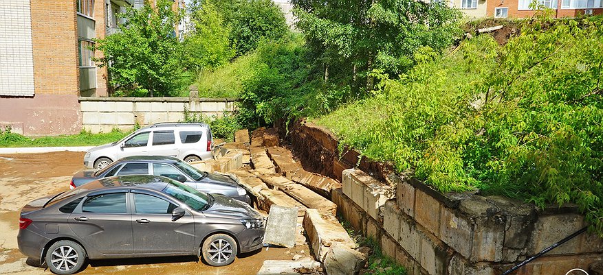В Кирово-Чепецке бетонная стена рухнула на припаркованные автомобили