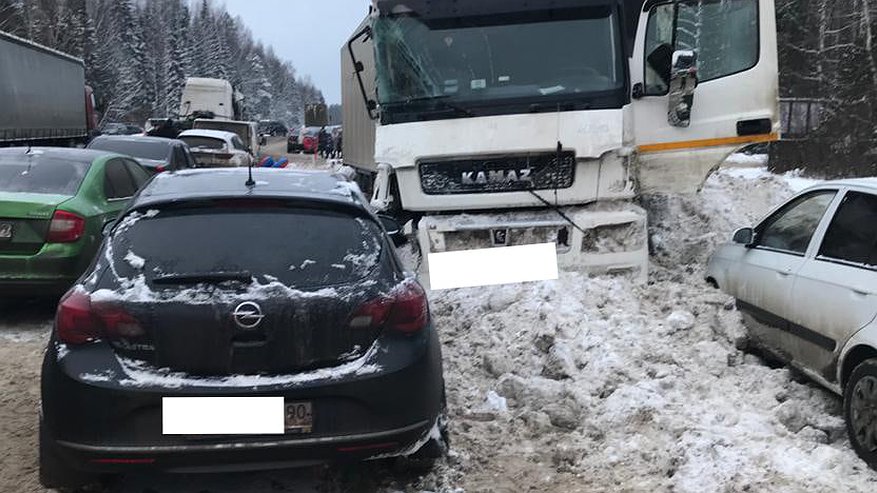 Главная картинка новости: В Кировской области произошло массовое ДТП с участием семи автомобилей