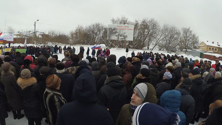 Главная картинка новости: Родителей в чатах просят не пускать детей на митинг