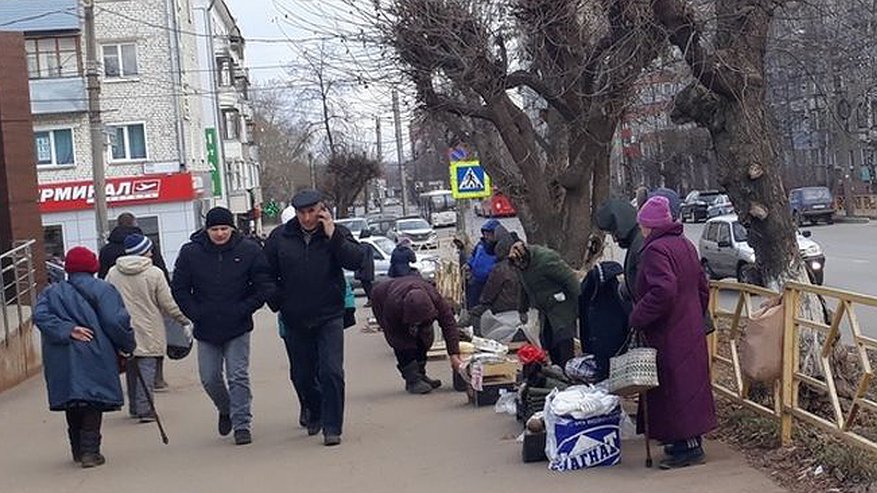 Главная картинка новости: Кировские депутаты одобрили штрафы бабушкам на улицах за торговлю