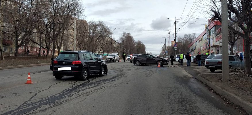 В Кирове произошла массовая авария из трех машин