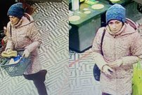 Полицейские ищут женщину в розовой куртке, которая делает покупки с потерянной карты