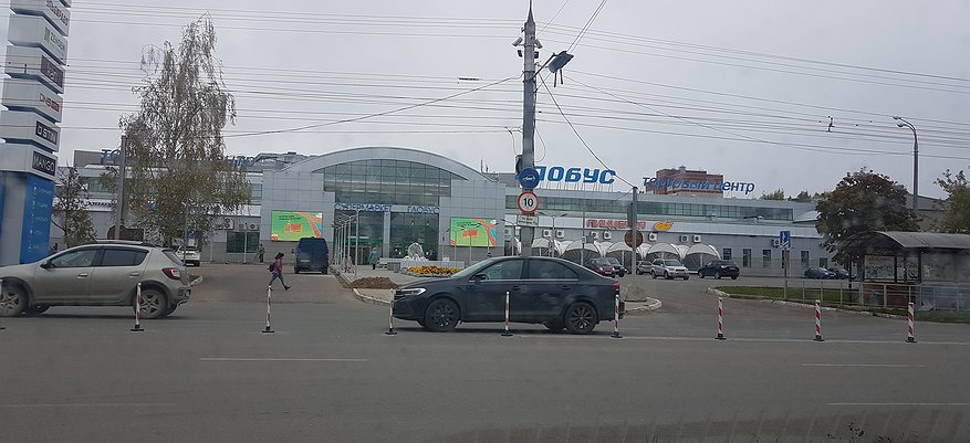 В Кирове у "Большого Глобуса" поставили сигнальные делиниаторы