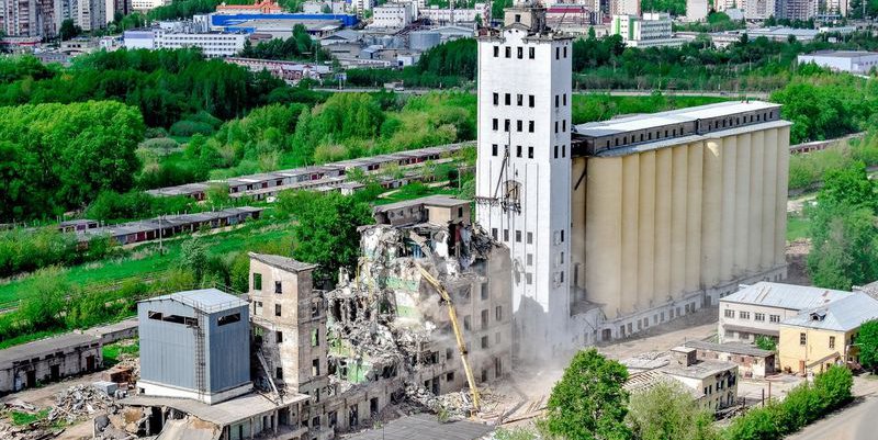 В Кирове сносят элеватор на Мелькомбинатовском проезде: фоторепортаж с высоты