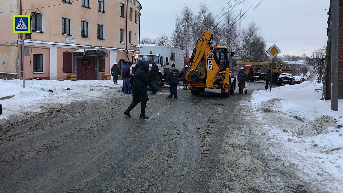 Аварийная кировского. Авария на теплотрассе на Воровского г Киров. Теплосети Казань новости. Аварийная служба КТК.