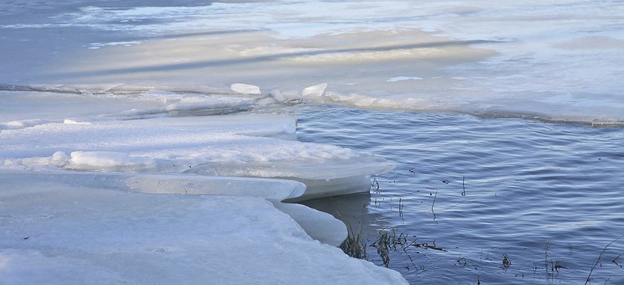 В Кировской области местные жители спасли провалившегося под лёд мужчину