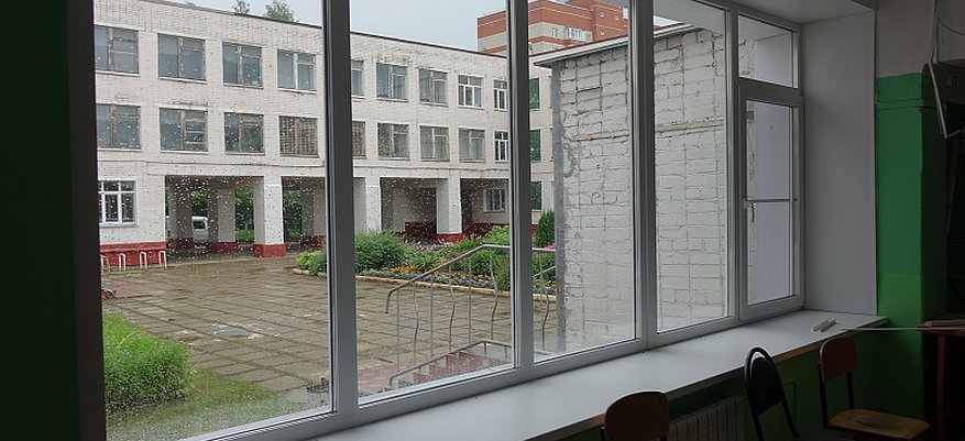 В кировских детских садах и школах продолжат менять старые окна