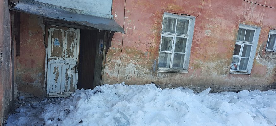 Сломали крышу и оставили сугроб снега во дворе: кировчане жалуются на УК