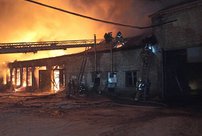 В Пасегово сгорел мебельный цех: страшные кадры с места пожара