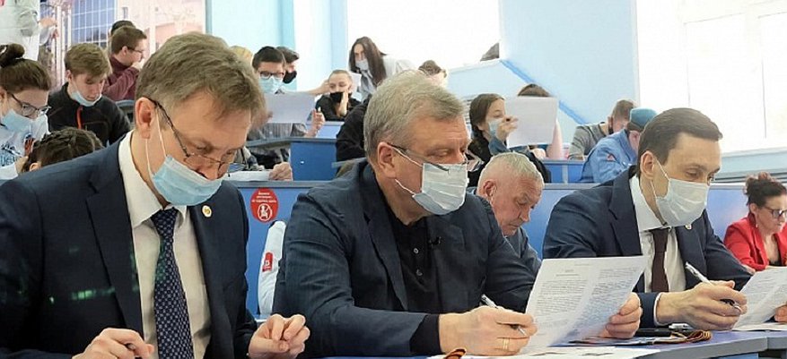 Губернатор и зампреды правительства Кировской области написали «Диктант Победы»