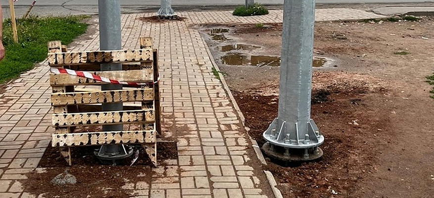 В Кирове установили светофор прямо на тротуаре