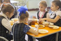 Все кировские школьники получают бесплатное горячее питание
