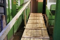 «Этак и дом может уйти в подполье»: кировчанам вместо ремонта лестницы подложили деревяшку
