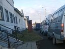 Кировчане сняли на видео очередь из машин ритуальных услуг рядом с моргом