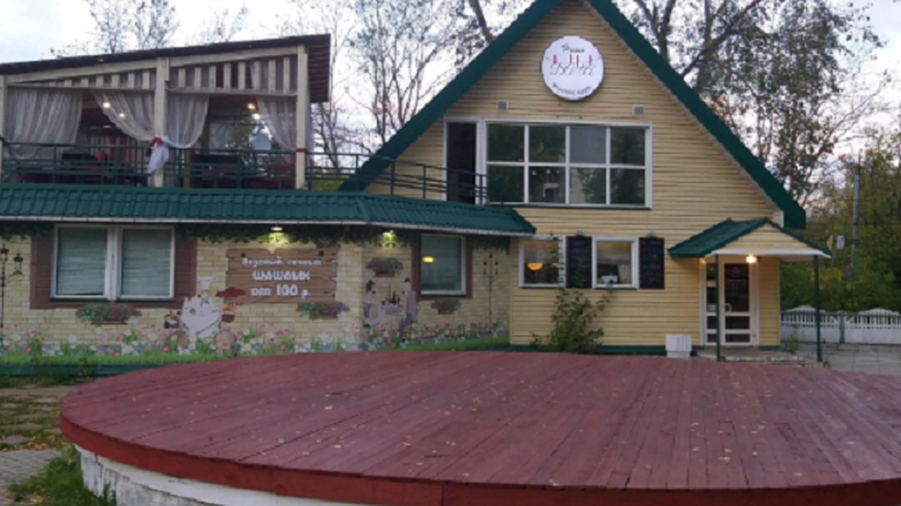 Главная картинка новости: В центре Кирова сгорело кафе, которое по решению суда планировали снести