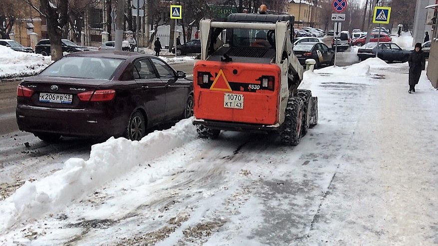 Главная картинка новости: В преддверии холодов в Кирове готовят зимнюю технику