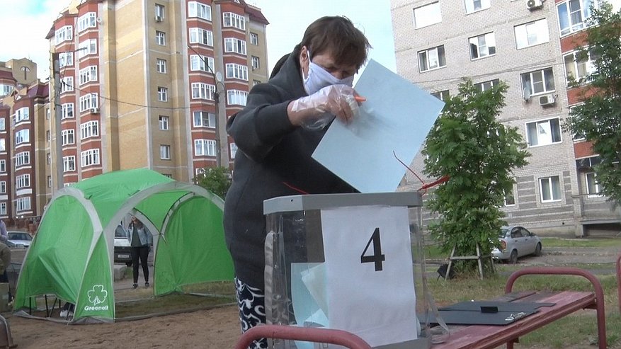 Главная картинка новости: В Кирове проходит голосование на придомовых территориях