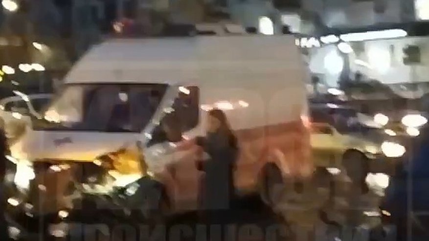 В центре Кирова столкнулись машина скорой помощи и три иномарки