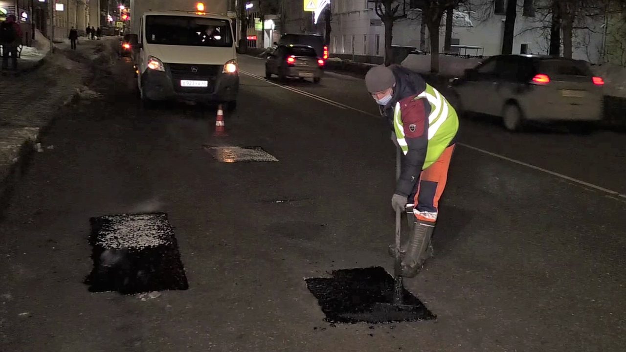 Главная картинка новости: Кировчан просят сообщать о ямах на дороге