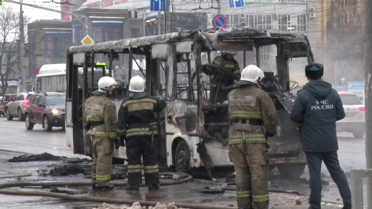 Пожар транспорт. Сгорел автобус Киров. Пожар в общественном транспорте.